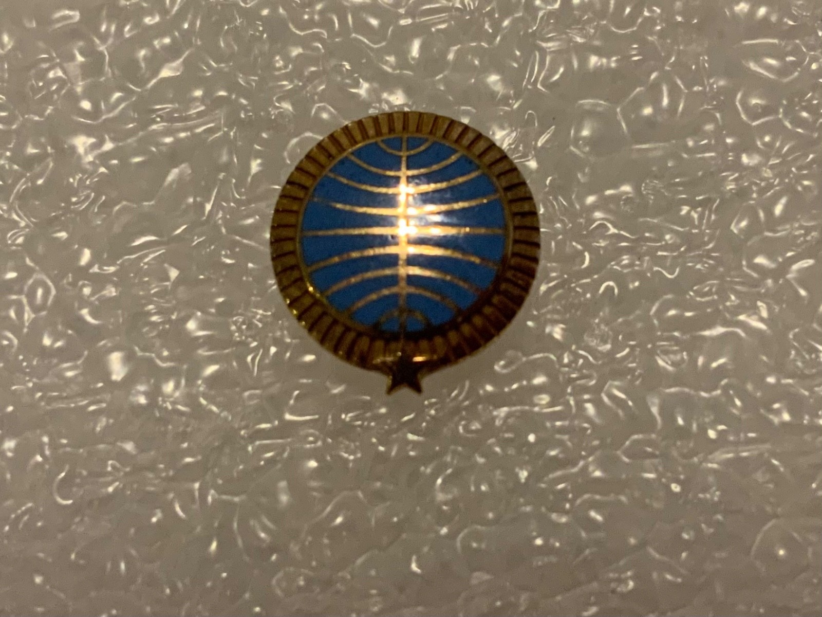PAN AMERICAN AIR LINES SERVICE PIN WITH STAR, 5 YEAR ,LGB 10 K CLUTCH BACK PAN AMERICAN AIR LINES SERVICE PIN WITH STAR, 5 YEAR ,LGB 10 K CLUTCH BACK