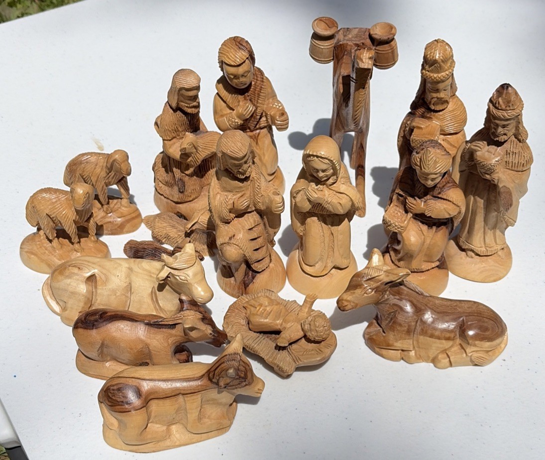 Medium Vintage Hand Carved Olive Wood Nativity 18 Pieces set 2.5”-5.5” Medium Vintage Hand Carved Olive Wood Nativity 18 Pieces set 2.5”-5.5”