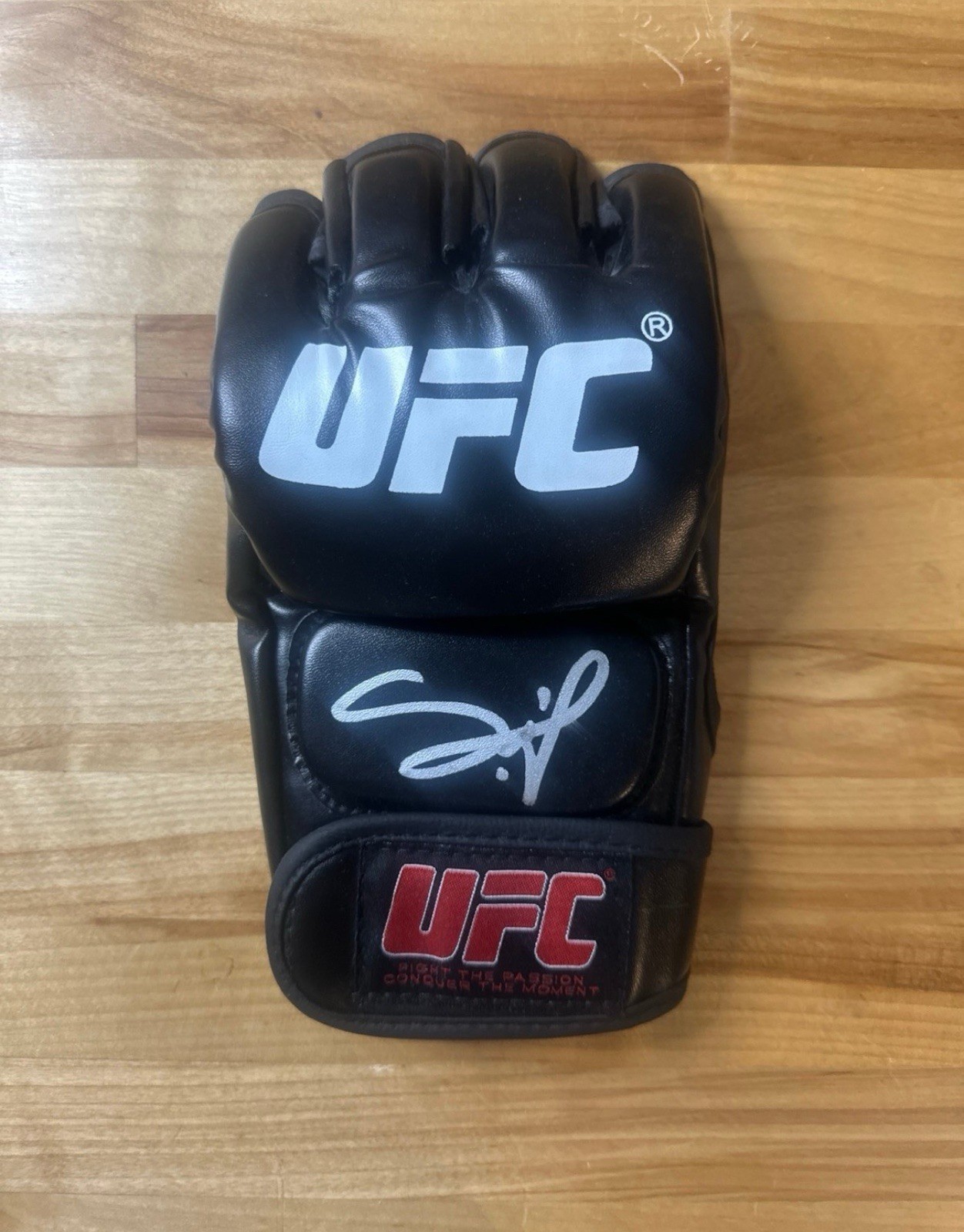 Francis Ngannou Signed UFC Glove (Beckett)