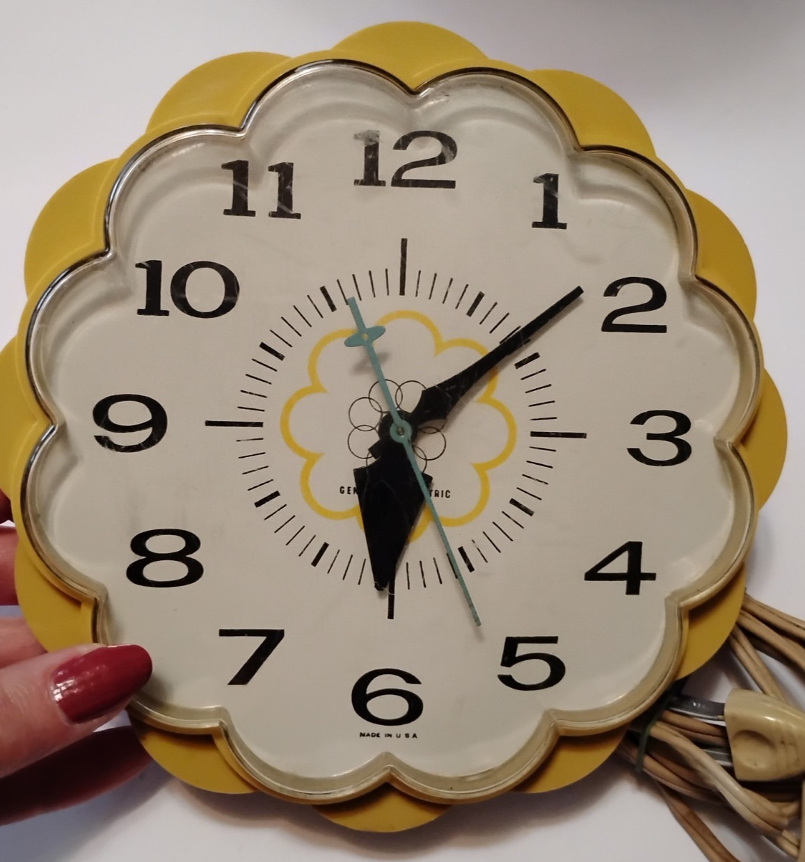 Vintage GE General Electric Gold/Yellow Daisy Wall Clock