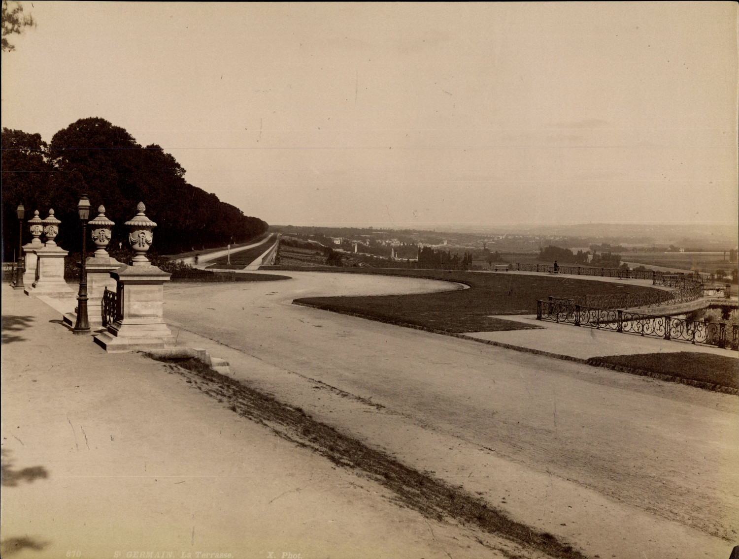 France, Saint-Germain-en-Laye, Grande Terrasse du Château vintage albumen print