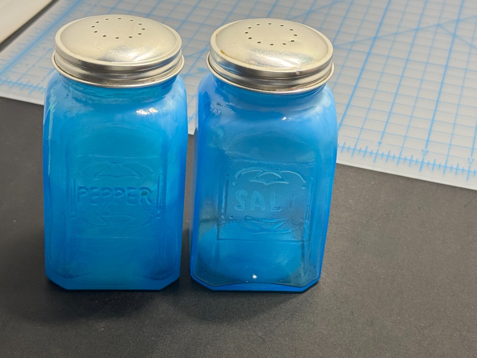 G-008 Blue Slag Marble Salt And Pepper Shakers Depression Glass Vintage G-008 Blue Slag Marble Salt And Pepper Shakers Depression Glass Vintage