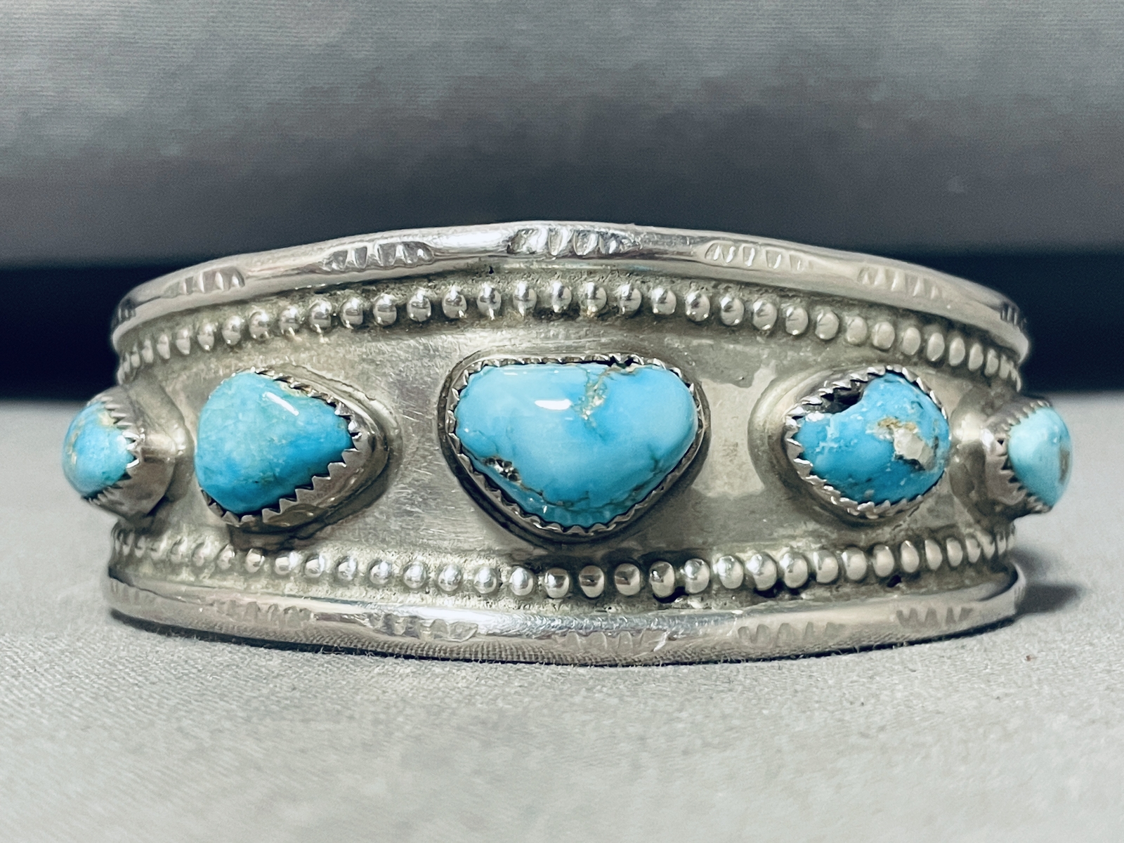 SENSATIONAL VINTAGE NAVAJO OLD KINGMAN TURQUOISE STERLING SILVER BRACELET