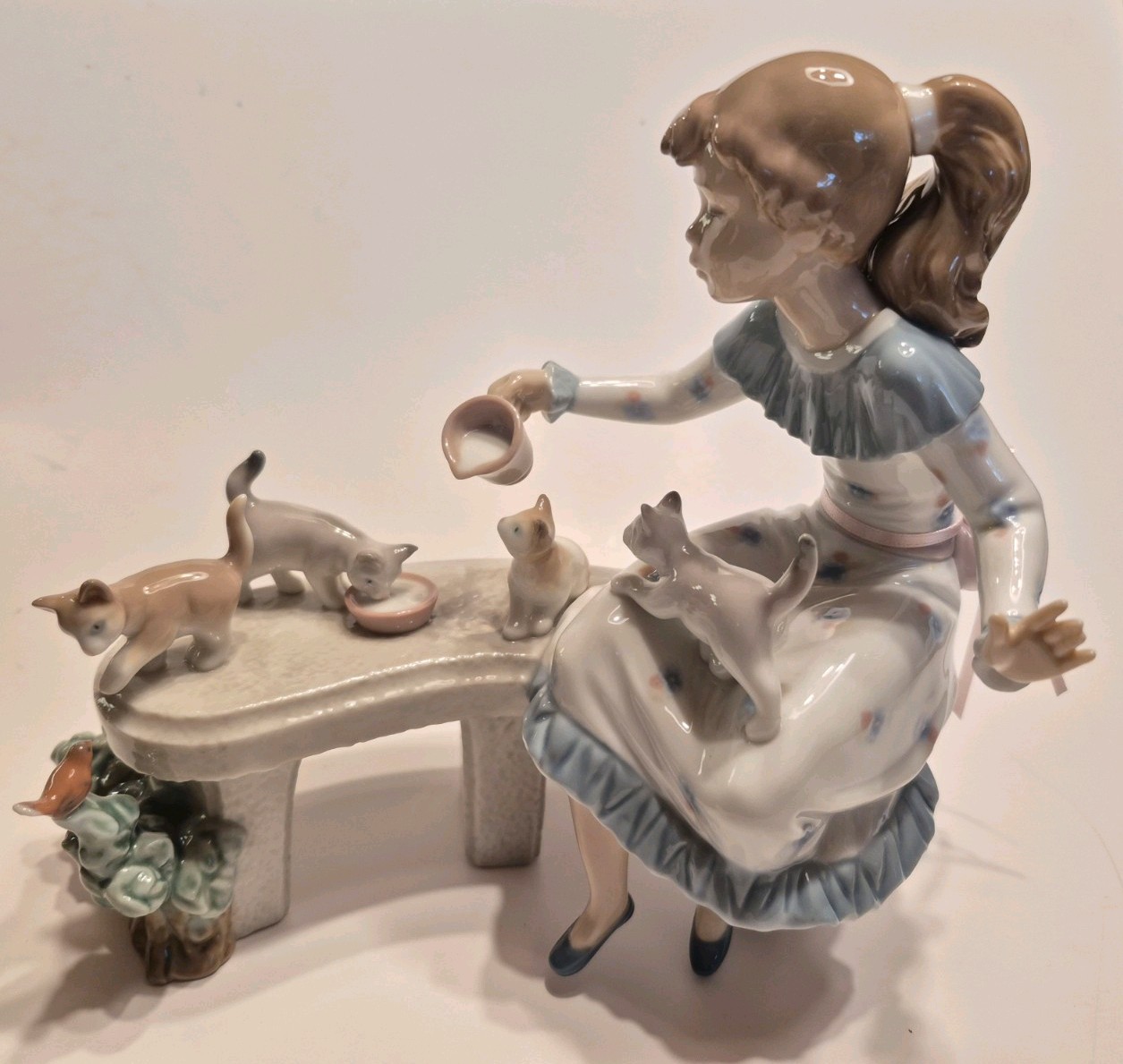 1993 Lladro 6109 Meal Time - Young Girl Feeding Kitty Cats Cream On Bench No Box 1993 Lladro 6109 Meal Time - Young Girl Feeding Kitty Cats Cream On Bench No Box