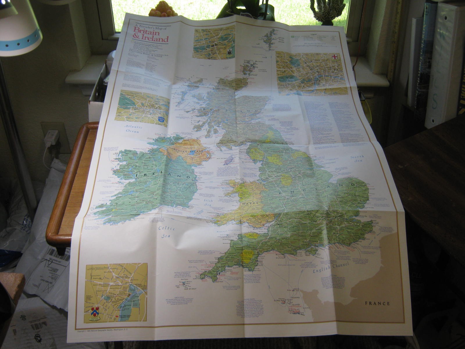 A TRAVELER'S MAP OF BRITAIN & IRELAND+GUIDE TO THE PAST National Geographic 1985
