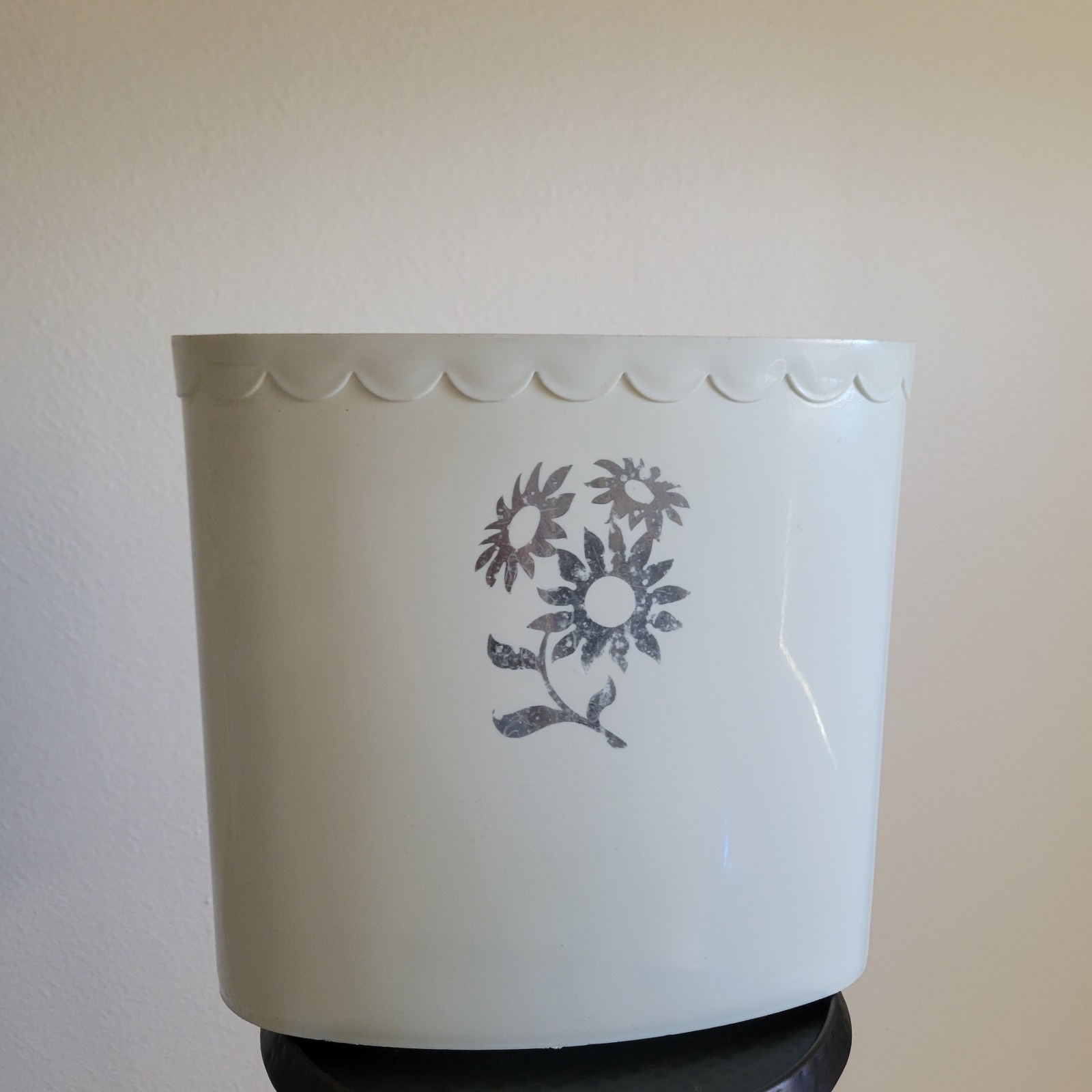 '60s Vintage Rubbermaid Floral Oval Wastebasket Model 2952 '60s Vintage Rubbermaid Floral Oval Wastebasket Model 2952