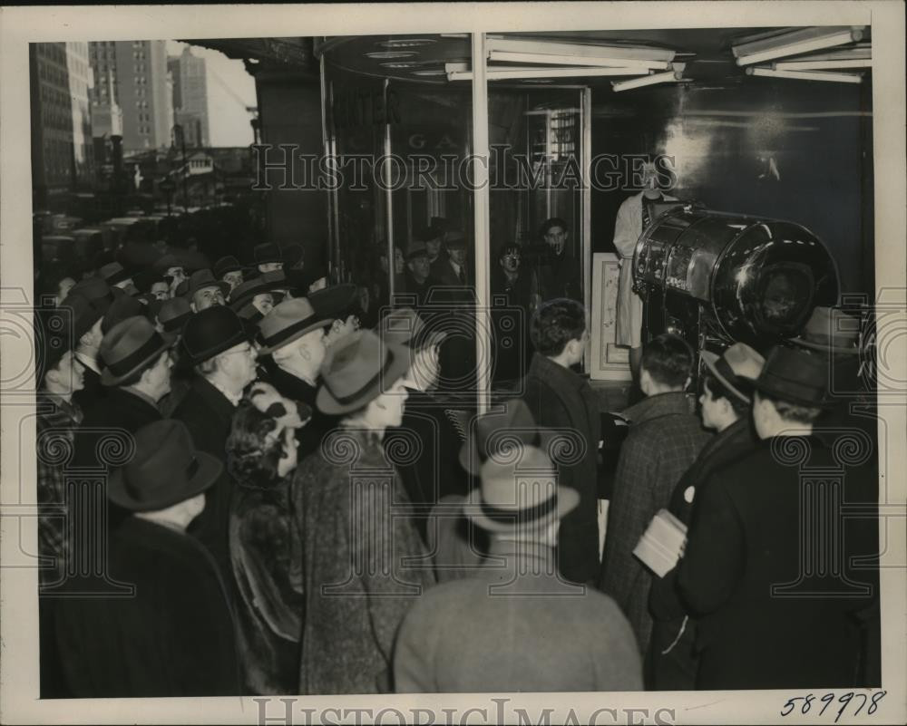 1941 Press Photo Transparent iron lung on display at Pershing Square, New York 1941 Press Photo Transparent iron lung on display at Pershing Square, New York