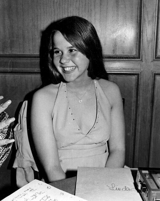 Linda Blair rare at press event for The Exorcist smiling 11x17 inch Poster Linda Blair rare at press event for The Exorcist smiling 11x17 inch Poster