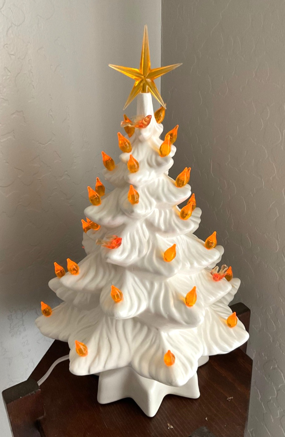 VTG 1988 Ceramic Christmas Tree Pearly White Yellow Orange Bird Pegs