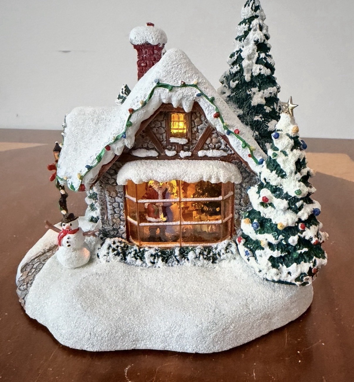 Thomas Kinkade 2005 “Stillwater Cottage” Illuminated Christmas Kissing Santa Thomas Kinkade 2005 “Stillwater Cottage” Illuminated Christmas Kissing Santa