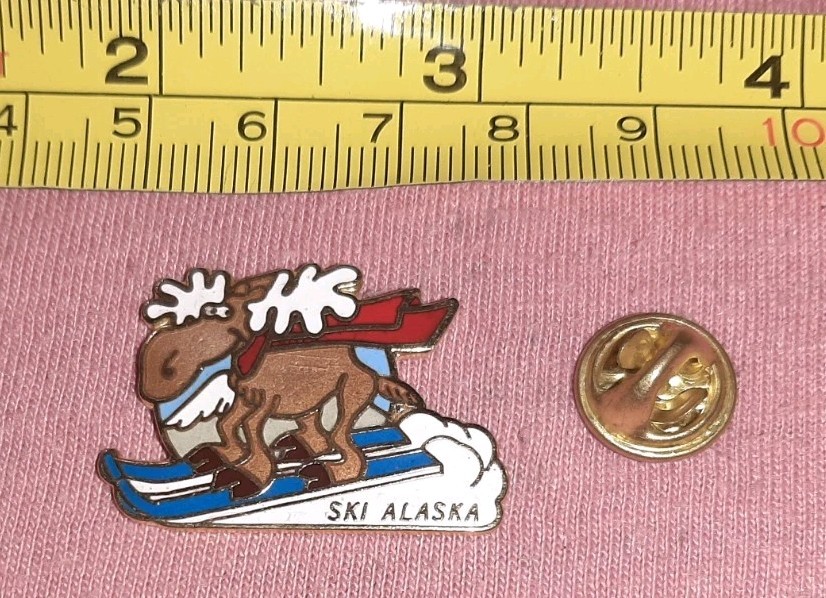 CUTE Ski Alaska Skiing Moose Travel Souvenir jacket lapel pin