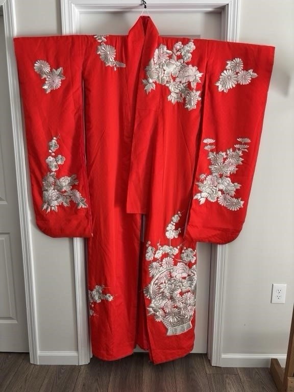 Vintage Japanese Women’s Embroidered Silk Kimono – Signed “Hana Kobako”