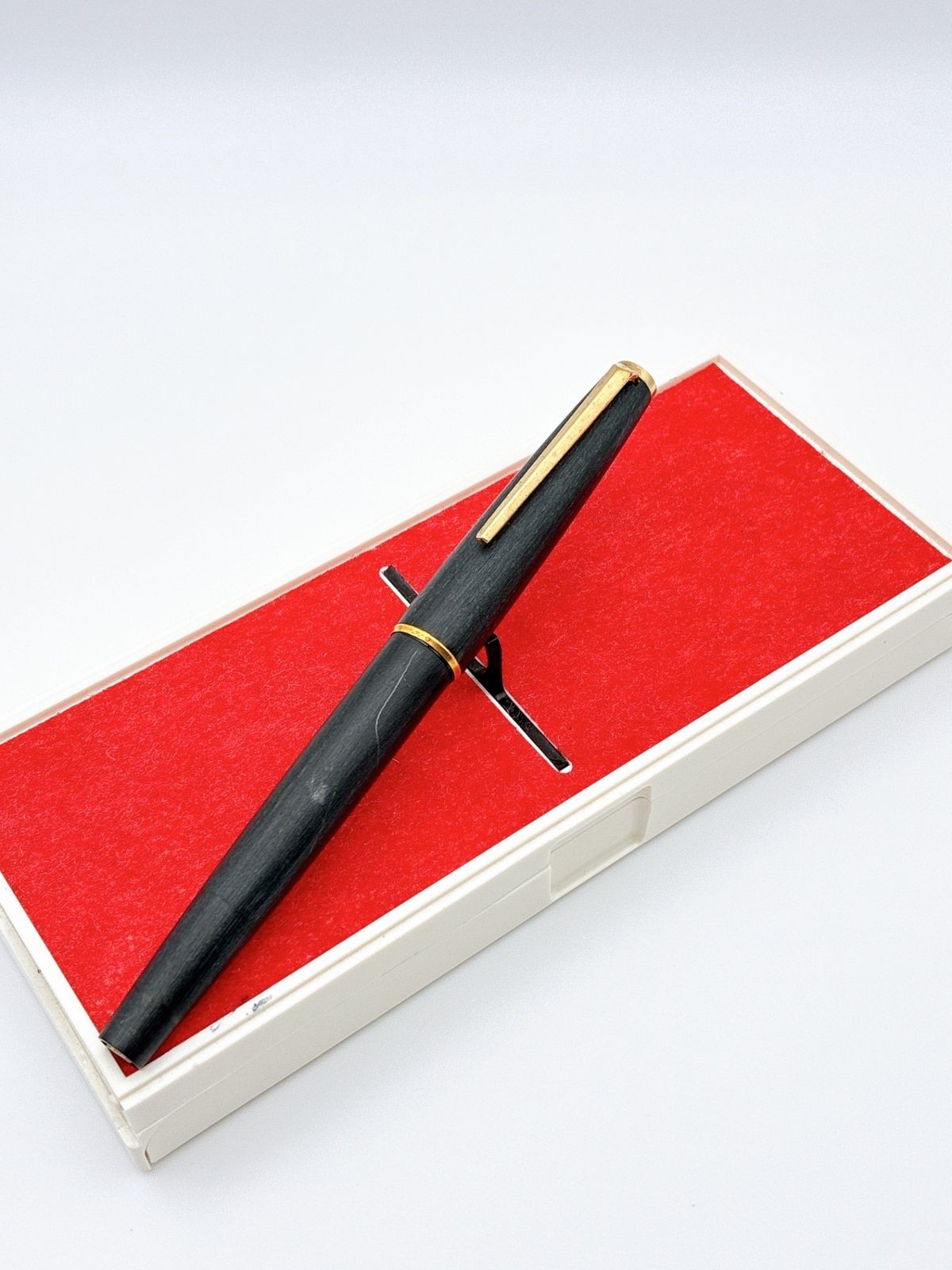 Montblanc No.220 Fountain Pen 14K Gold Nib Black & Gold Matte Used