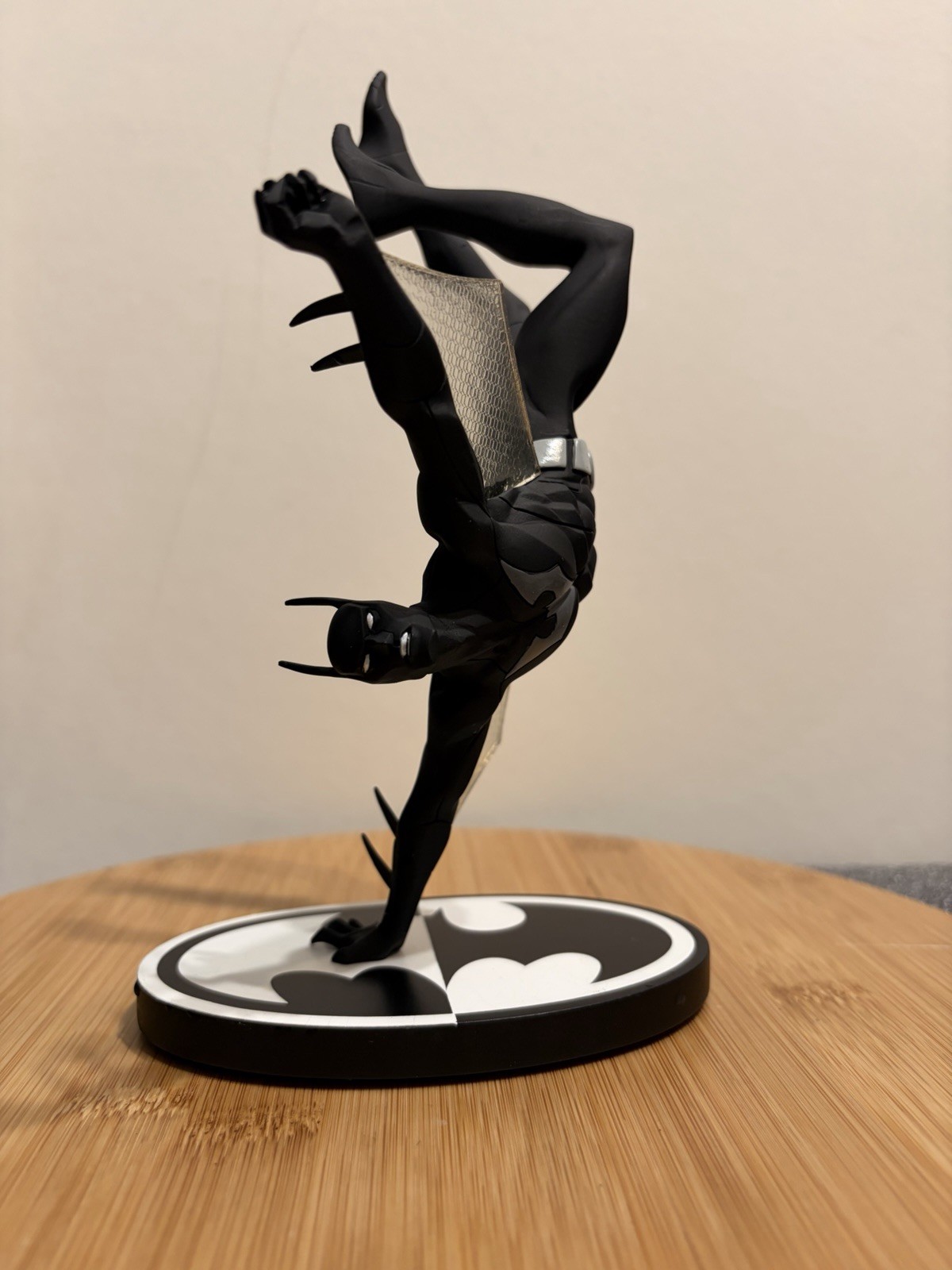 DC Collectibles Batman Beyond Black & White Statue Dustin Nguyen DC Collectibles Batman Beyond Black & White Statue Dustin Nguyen