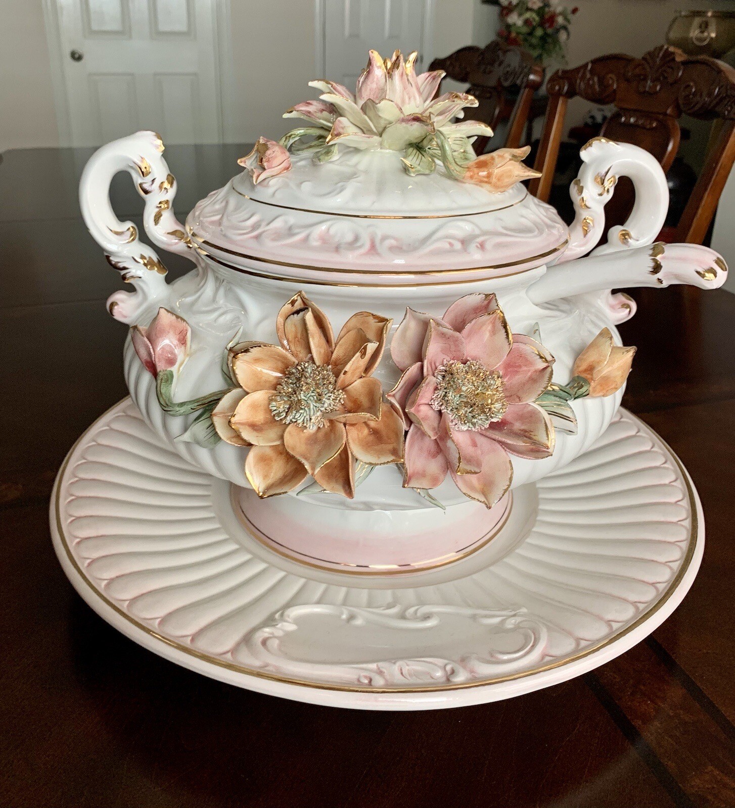 Medieval C.1940s Vintage Floral Large Capodimonte Soup Tureen Made in Italy Medieval C.1940s Vintage Floral Large Capodimonte Soup Tureen Made in Italy