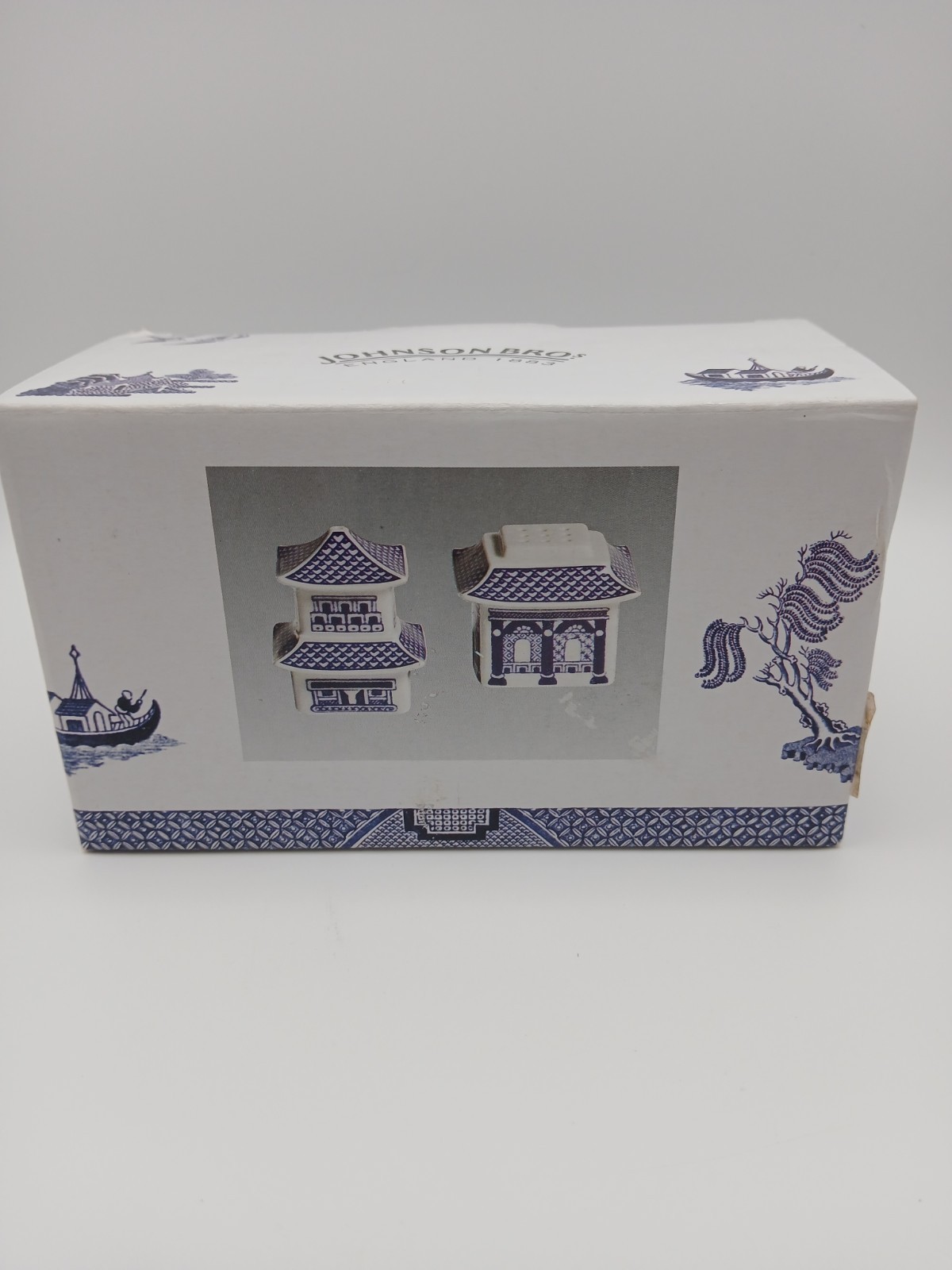 Blue Willow Johnson Bros Rare Stackable Pagoda Salt Pepper Shaker Mint Brand New Blue Willow Johnson Bros Rare Stackable Pagoda Salt Pepper Shaker Mint Brand New