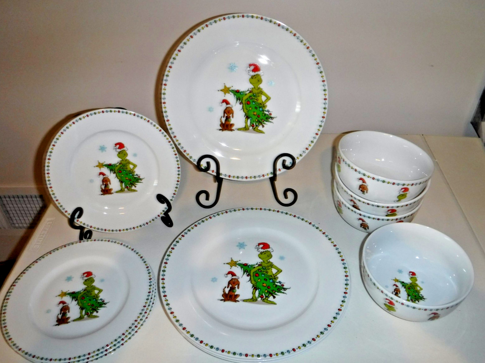 THE GRINCH 12~Pc Christmas Holiday Dinnerware Set 4 Dinner 4 Salad 4 Bowls NEW THE GRINCH 12~Pc Christmas Holiday Dinnerware Set 4 Dinner 4 Salad 4 Bowls NEW