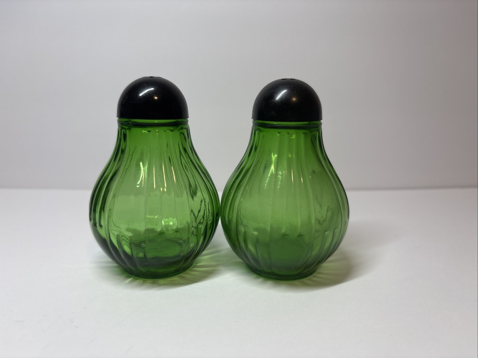 Vintage Green Depression Glass Bulb Shape Salt & Pepper Shakers Owen Illinois