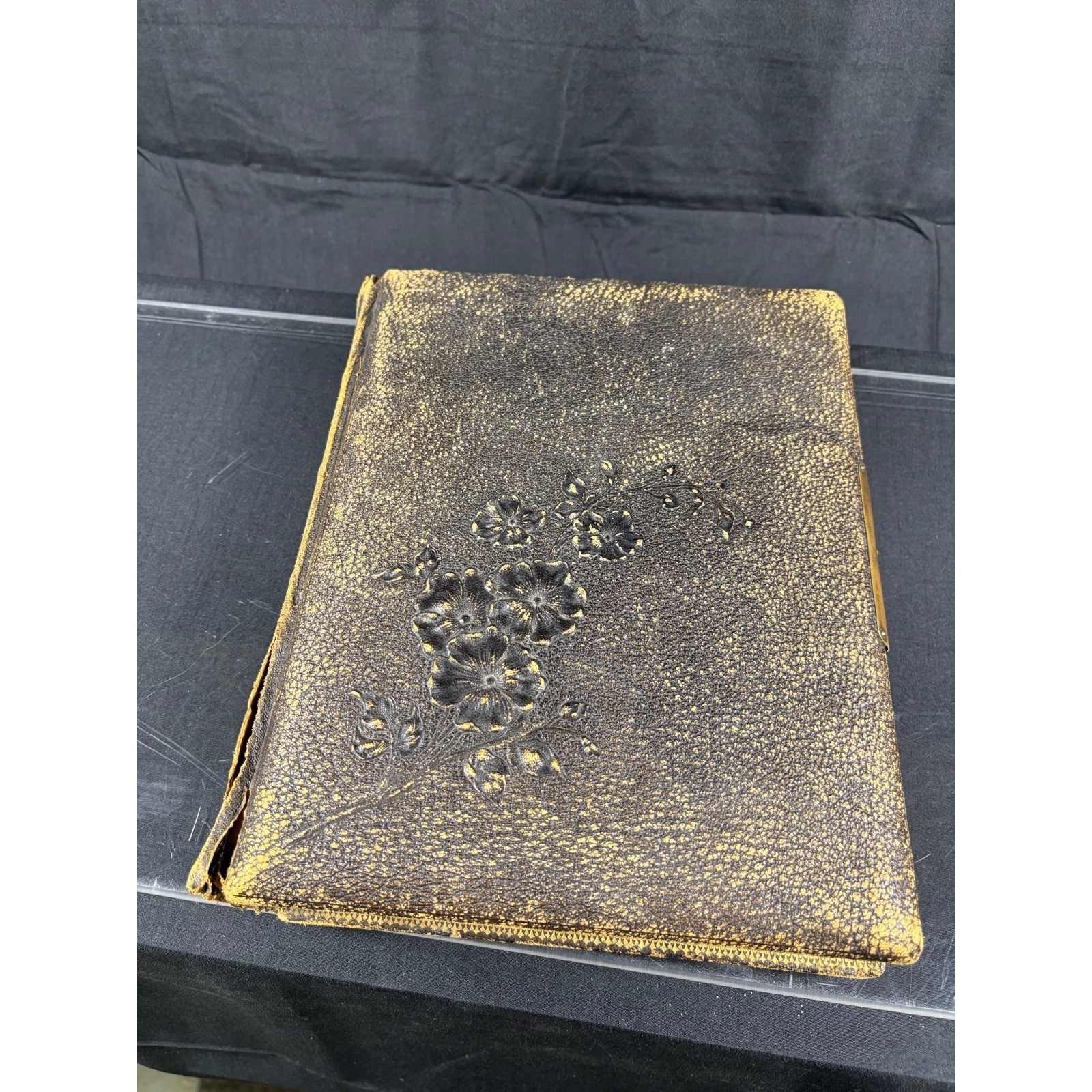 Antique Victorian Leather Photo Album Embossed Floral Gilt Edge 26 Cabinet Cards