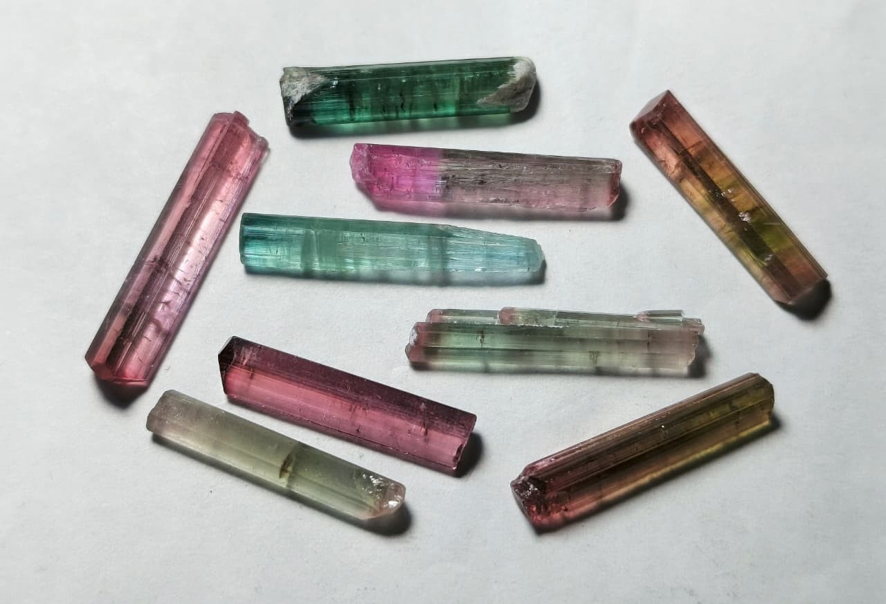Bi colour jewelery size tourmaline crystals - 32 Carats