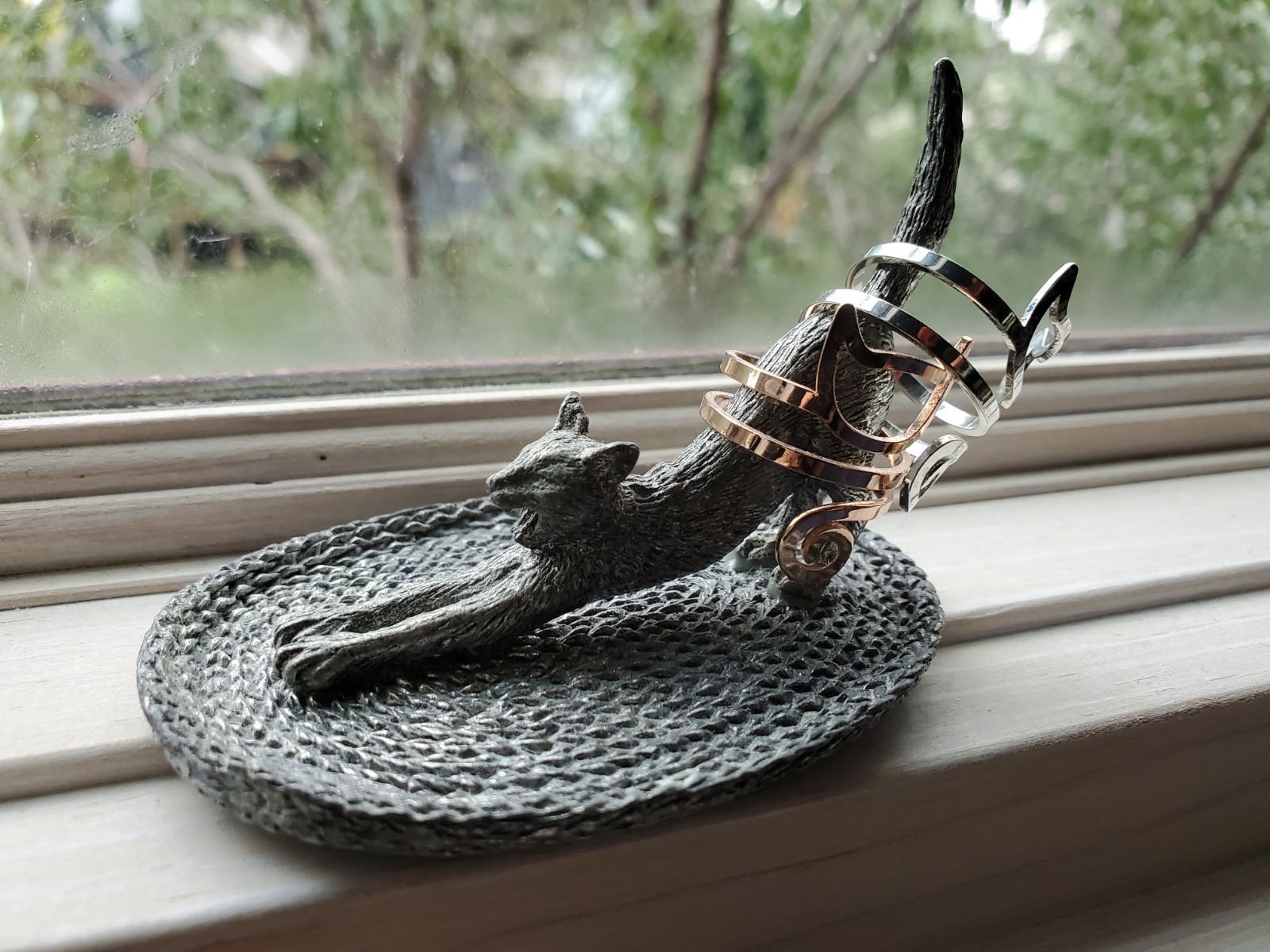 METZKE VINTAGE 1990 PEWTER RING HOLDER - STRETCHING CAT ON RUG + TWO FREE RINGS METZKE VINTAGE 1990 PEWTER RING HOLDER - STRETCHING CAT ON RUG + TWO FREE RINGS