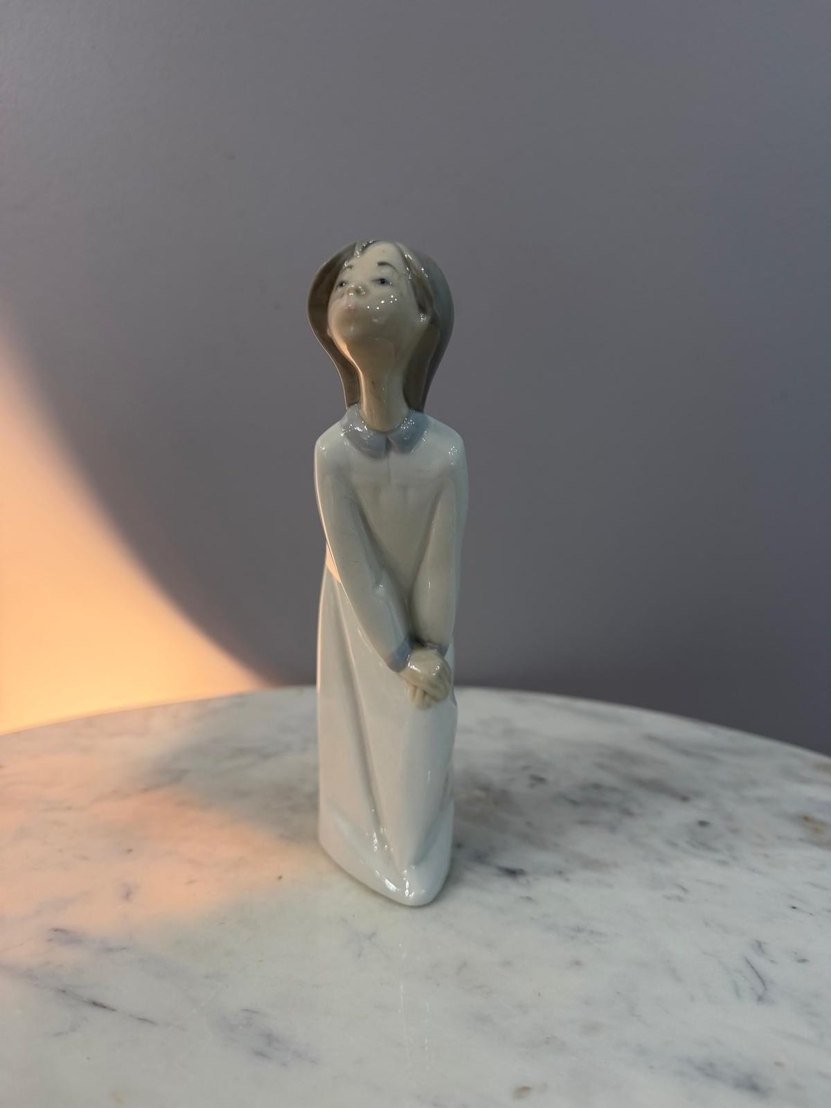 Vintage Lladro Girl Leaning On Her Knee For a Kiss Porcelain Figurine 7.5\