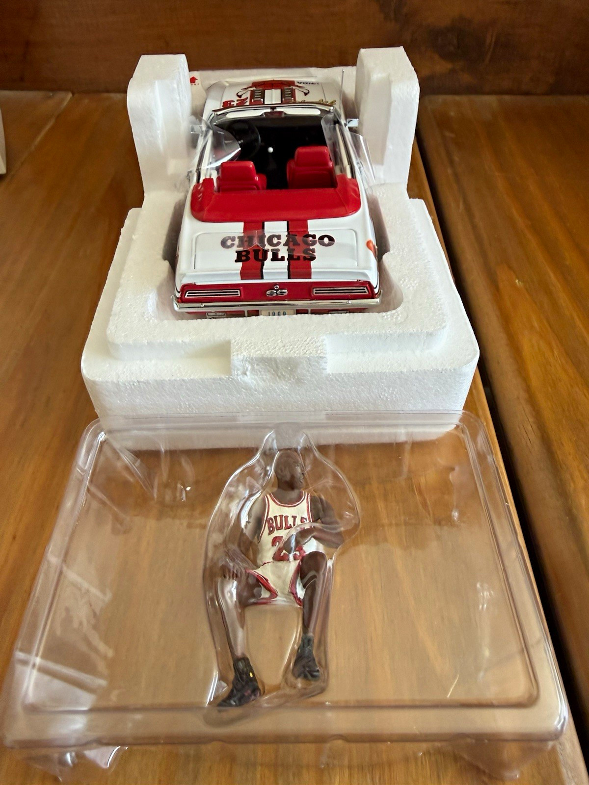 The Danbury Mint Michael Jordan Parade Car + Figure Limited Ed 23,000 #1860