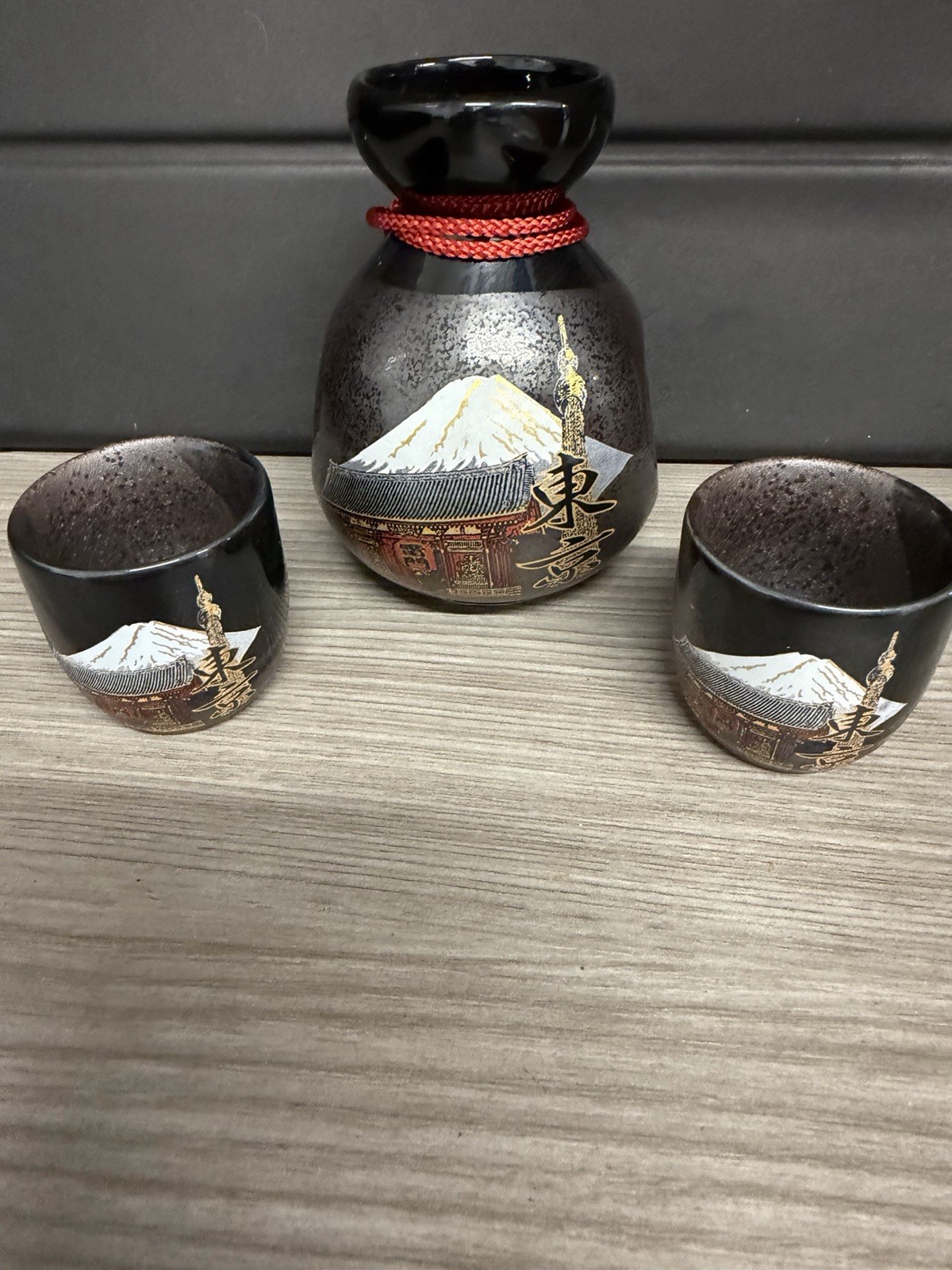 Japanese Sake Set Tokkuri 2 Cups Mount Fuji Sakura Black Iga Style Boxed Japan Japanese Sake Set Tokkuri 2 Cups Mount Fuji Sakura Black Iga Style Boxed Japan