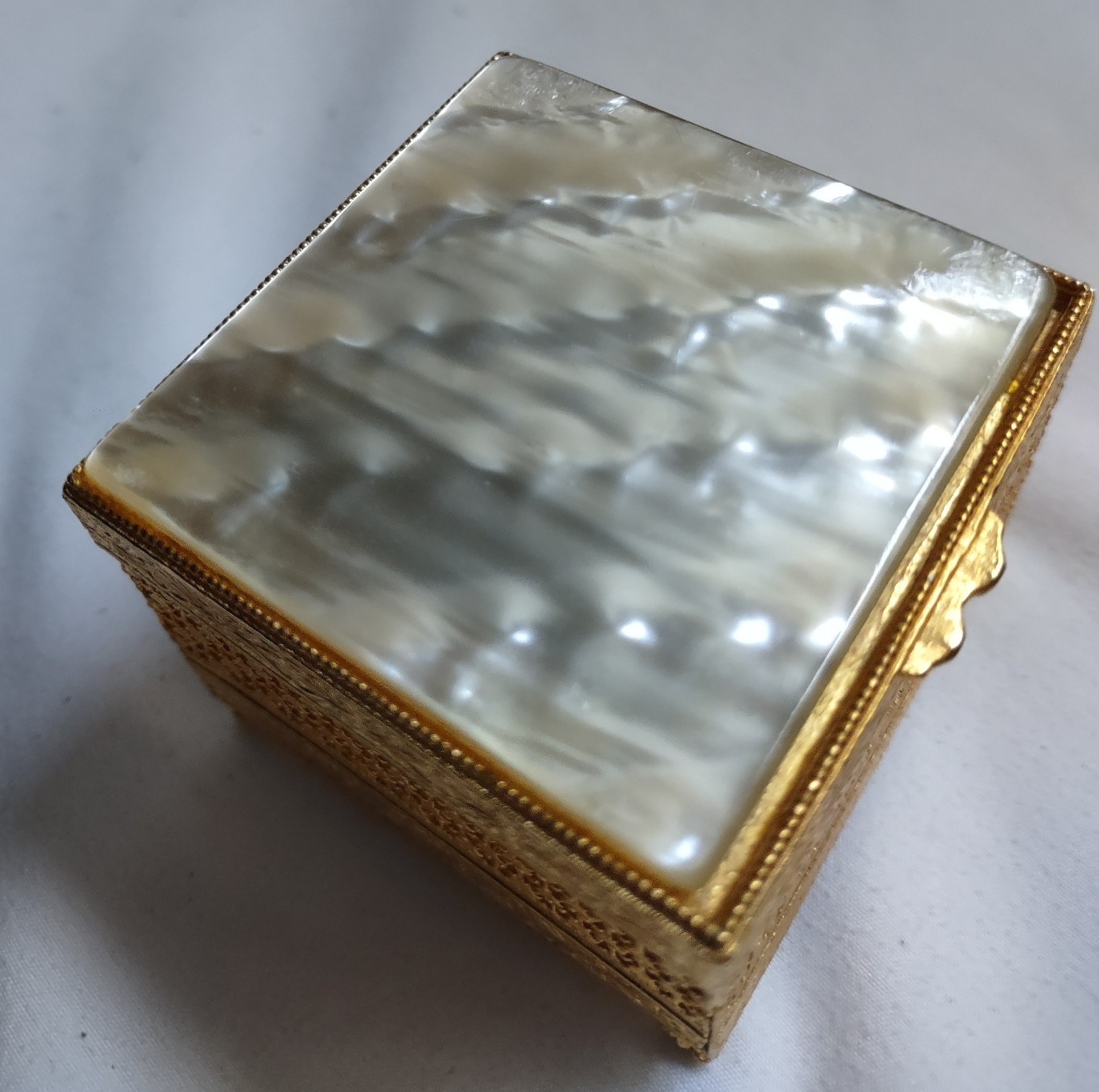 Vintage Signed FLORENZA Footed Trinket Box Mother of Pearl Hollywood Regency Vintage Signed FLORENZA Footed Trinket Box Mother of Pearl Hollywood Regency