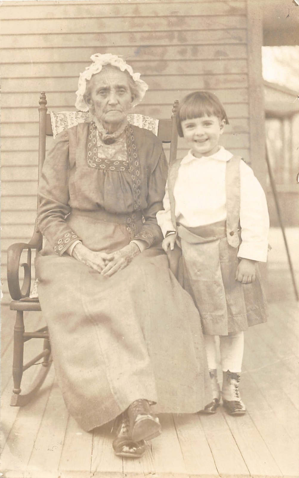 G82/ Interesting RPPC Postcard c1910 Grandmother Rocking Chair Child 16