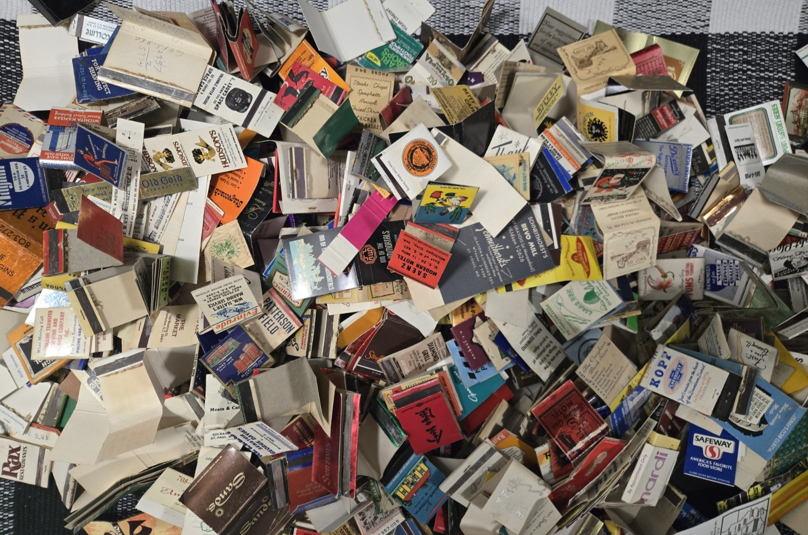 👀LARGE LOT OF MATCHBOOK COVERS -  MIXED BUSINESSESS👍