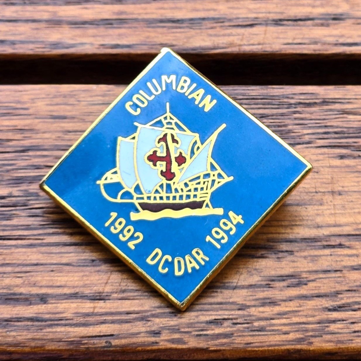 Daughters of the American Revolution DAR Gold Tone Blue Enamel Pin Brooch DC VTG Daughters of the American Revolution DAR Gold Tone Blue Enamel Pin Brooch DC VTG