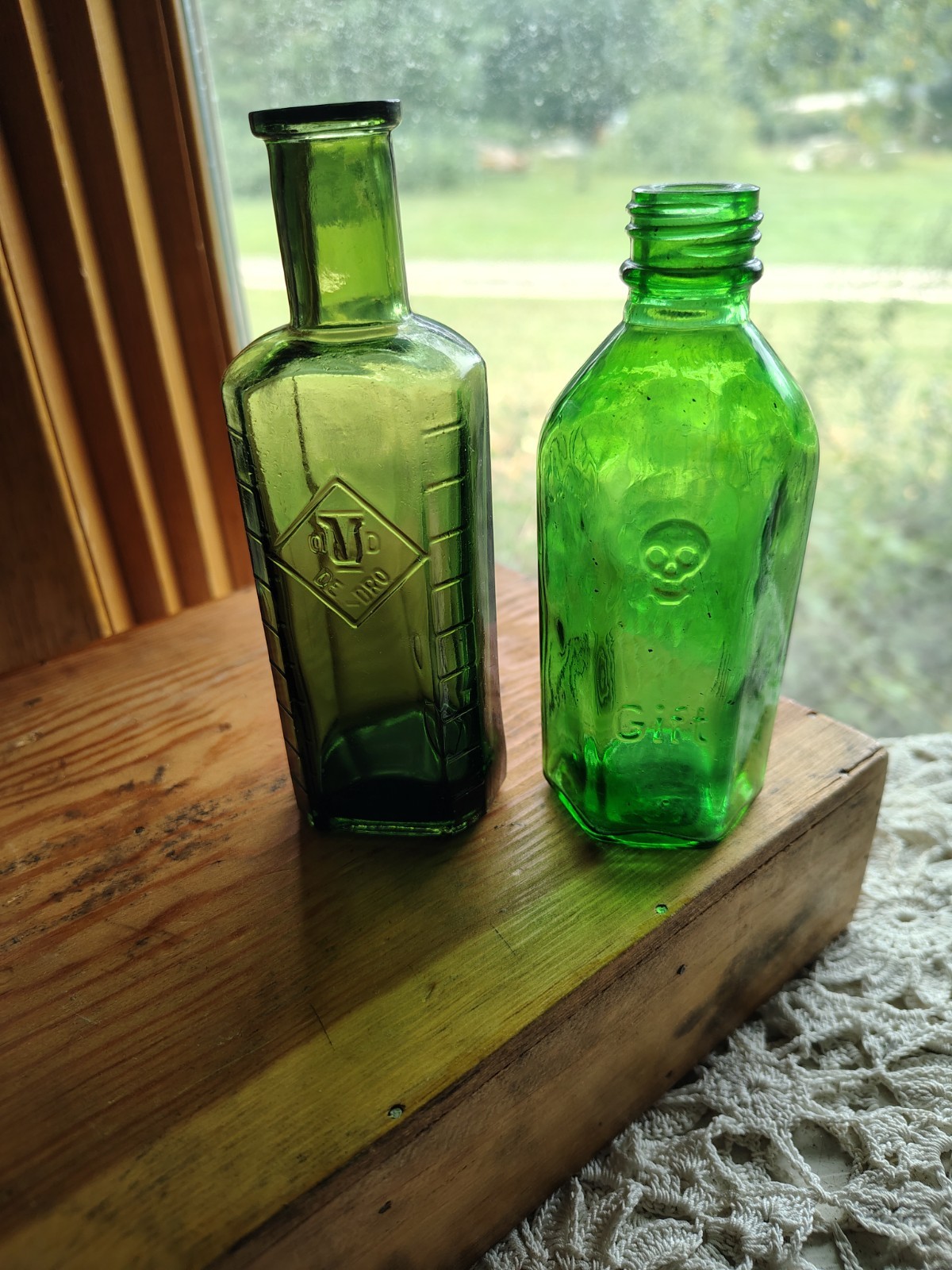 vintage poison bottles -GIFT SKULL BONES -DE-DRO graduated embossed lines vintage poison bottles -GIFT SKULL BONES -DE-DRO graduated embossed lines