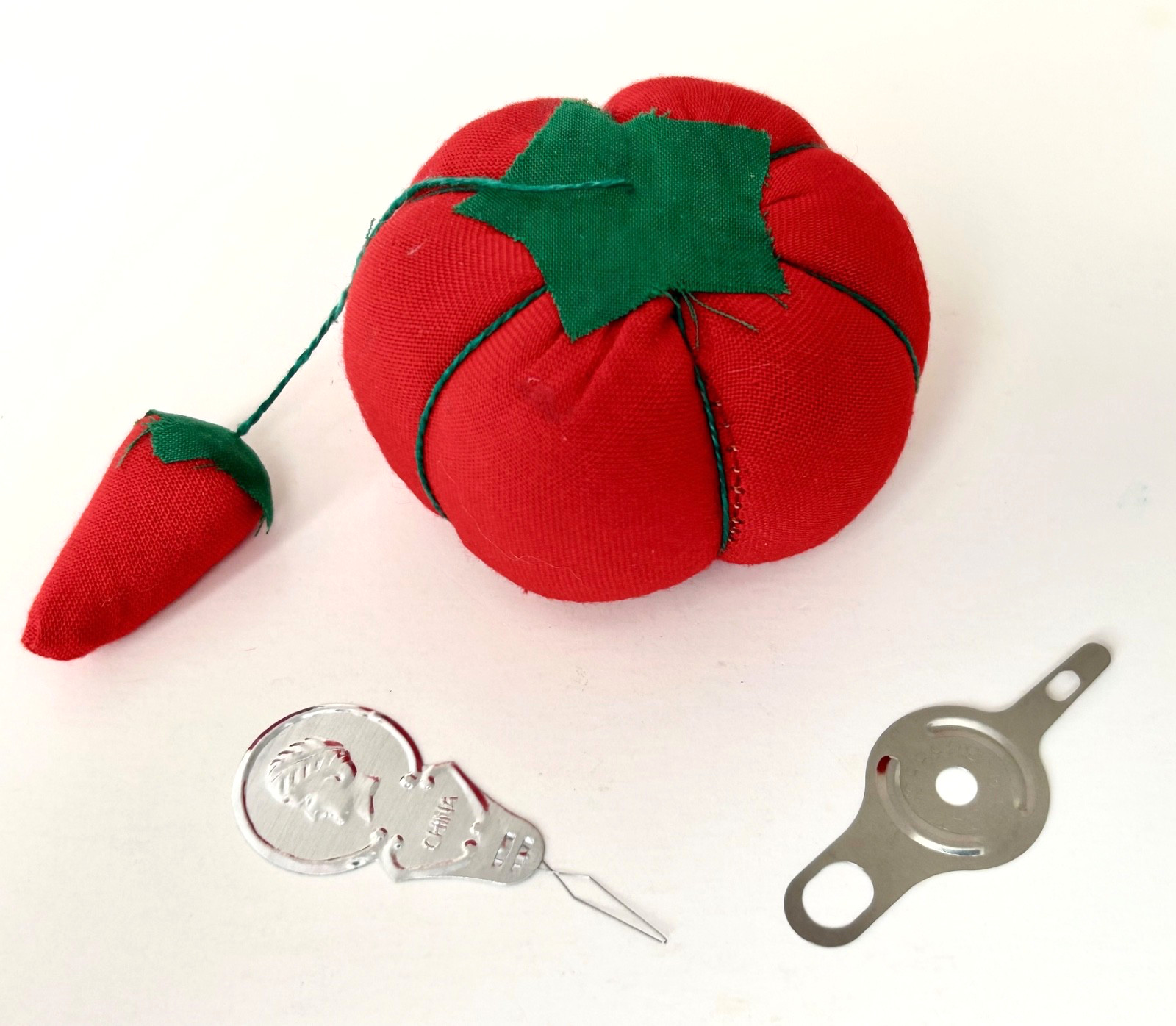 VTG SEWING NOTIONS: TOMATO/STRAWBERRY PIN CUSHION, MURIEL NEEDLE YARN THREADER