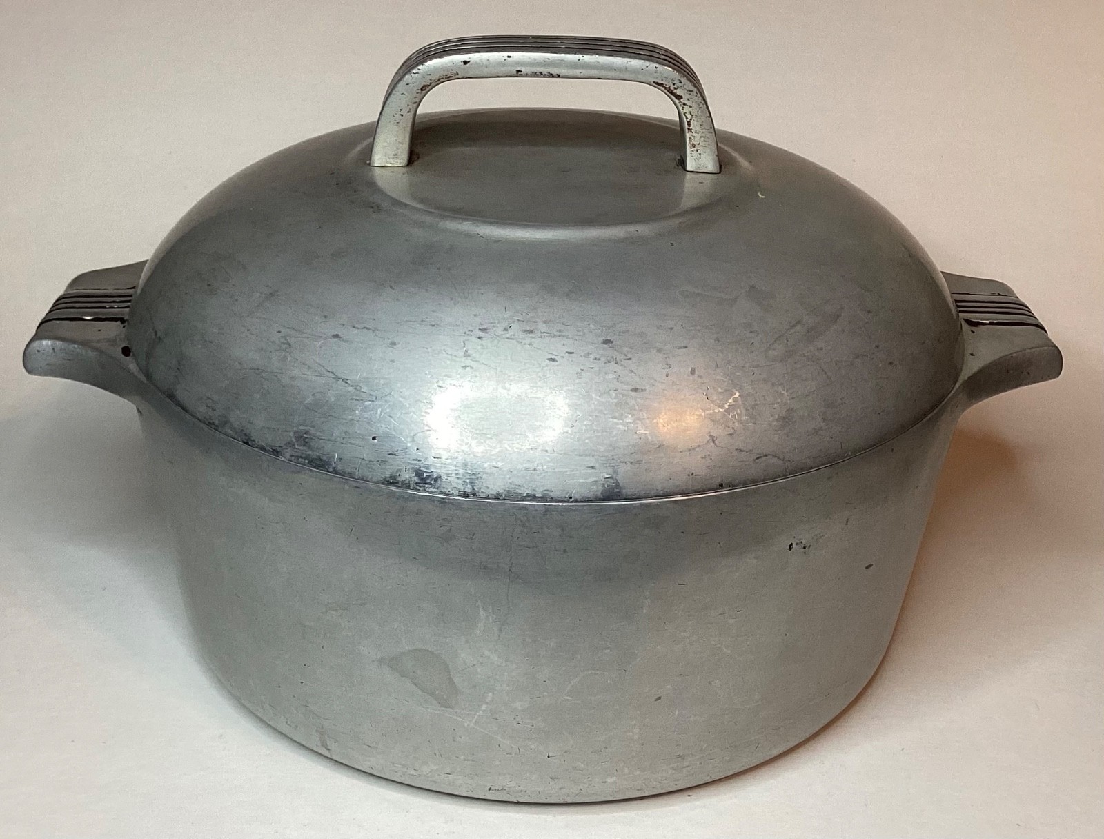 VTG WAGNER WARE SIDNEY O MAGNALITE 4248-M DUTCH OVEN W/CAST TRIVET VTG WAGNER WARE SIDNEY O MAGNALITE 4248-M DUTCH OVEN W/CAST TRIVET