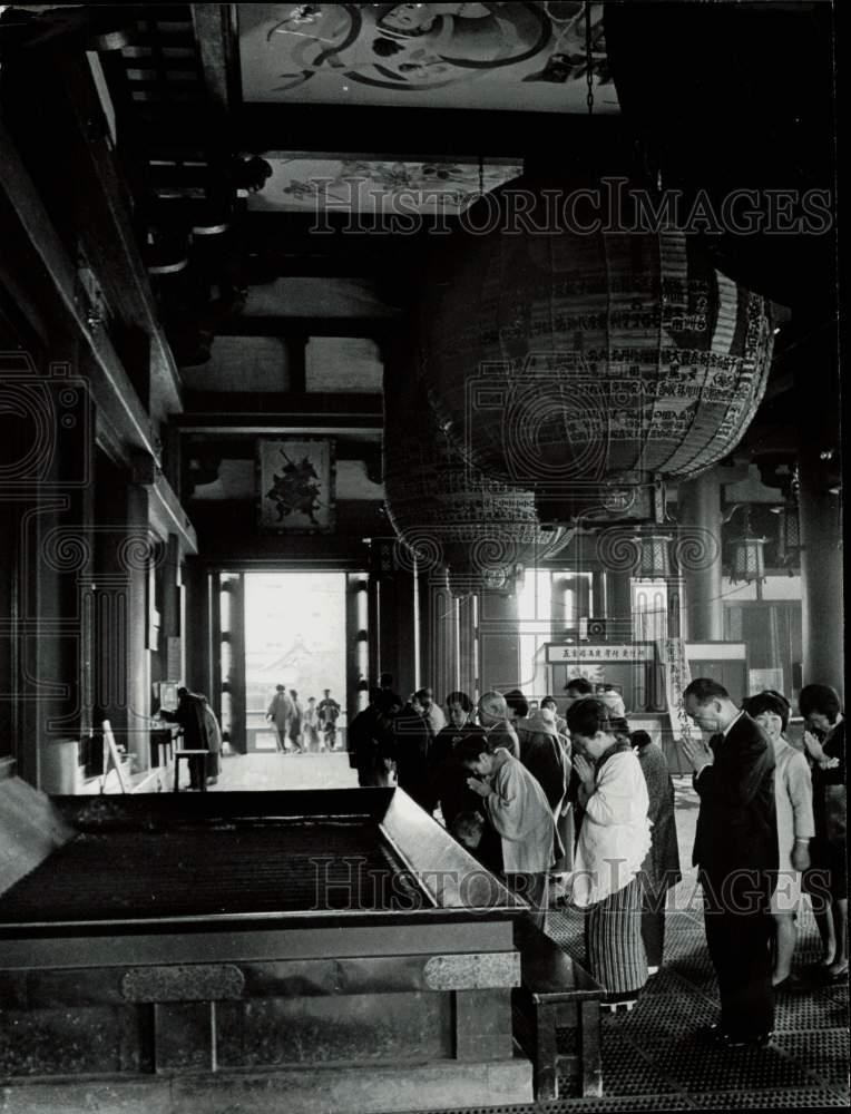1961 Press Photo Patrons at Kannon Temple in Tokyo\'s Asakusa district, Japan 1961 Press Photo Patrons at Kannon Temple in Tokyo\'s Asakusa district, Japan