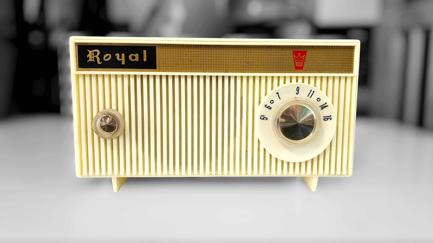 1957 Royal Mid Century AM Tube Radio Egg Nog Yellow Excellent 1957 Royal Mid Century AM Tube Radio Egg Nog Yellow Excellent