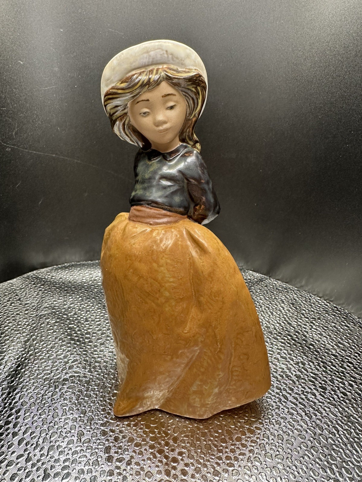 NAO by Lladro Hand Made Signed FIGURINE GIRL IN BROWN SKIRT & HAT Retired 1987 NAO by Lladro Hand Made Signed FIGURINE GIRL IN BROWN SKIRT & HAT Retired 1987