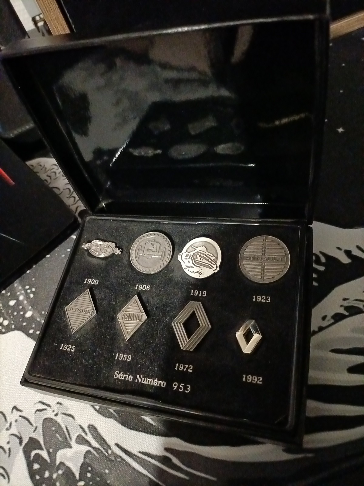 Renault Limited Series 953 Collector Pin\'s Lot Box