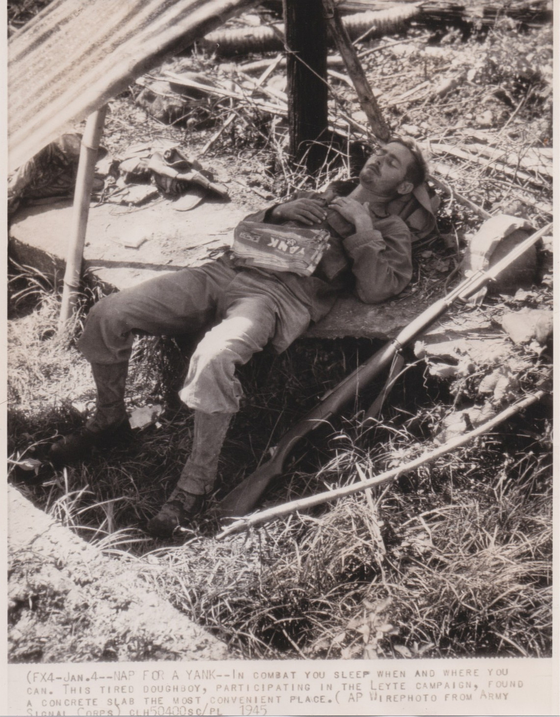 1945 Press Photo WWII U.S. Army Soldier Sleeping at Battle of Leyte, Philippines