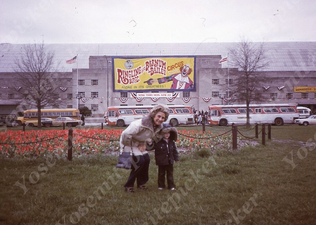 sl82 Original slide 1970’s Ringling Barnum Bros Circus Billboard / bus 754a sl82 Original slide 1970’s Ringling Barnum Bros Circus Billboard / bus 754a