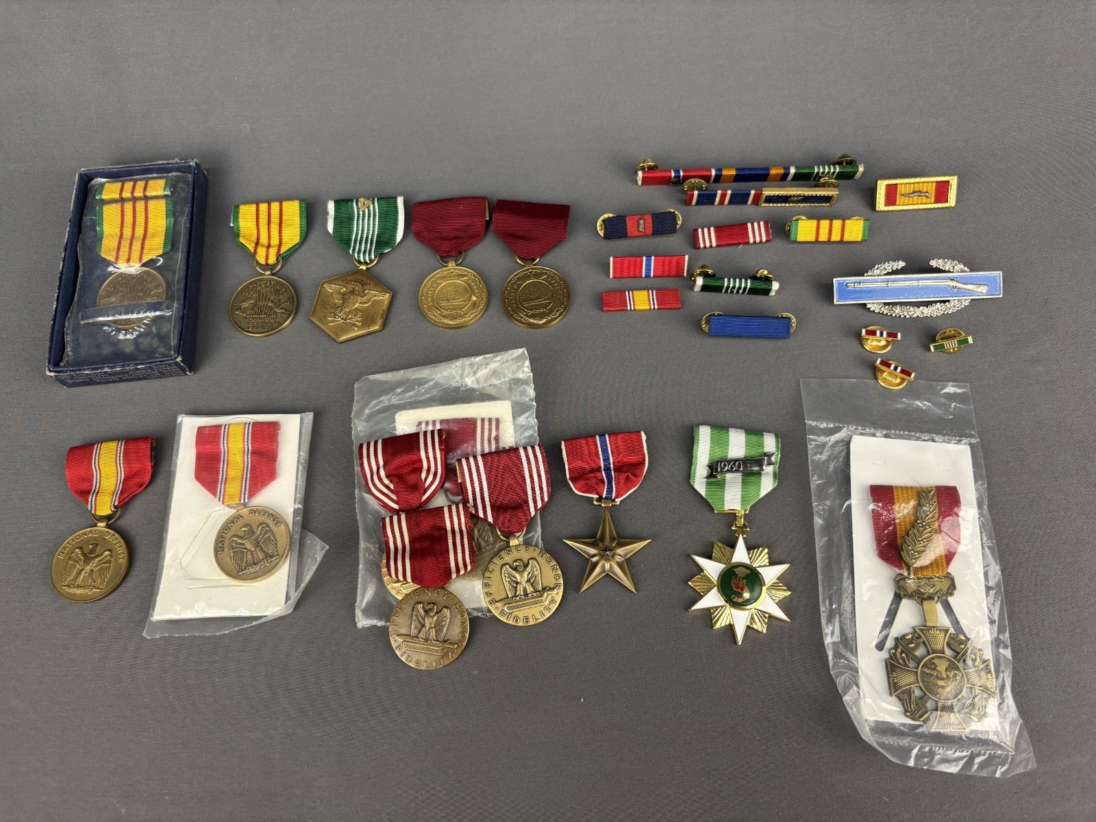 28 Pc Lot of Assorted US Military Medals/Ribbons/Pins, Vietnam War (7M)