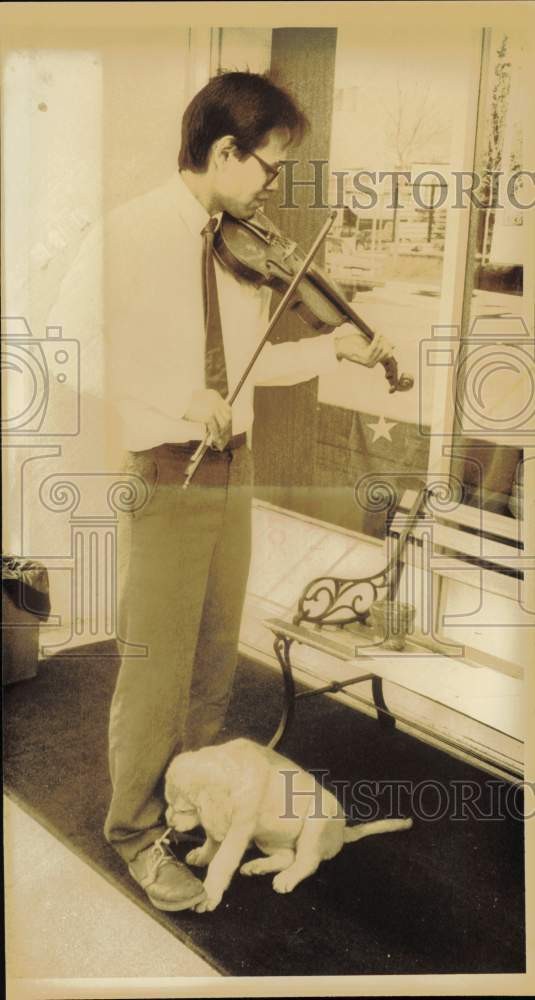 1988 Press Photo Eric Tetpon playing violin for his dog, Anchorage, Alaska