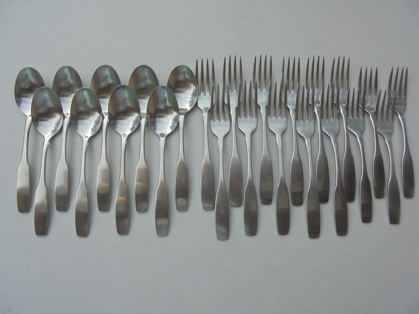 24 Pcs Oneida Paul Revere Stainless Flatware 11 Dinner Forks 4 Salad Fks 9 Spns 24 Pcs Oneida Paul Revere Stainless Flatware 11 Dinner Forks 4 Salad Fks 9 Spns