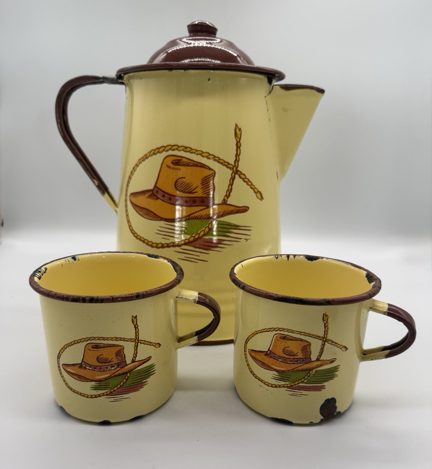 VTG Monterey Western Ware Enamel Coffee Pot & Mugs Cowboy hat & Lasso