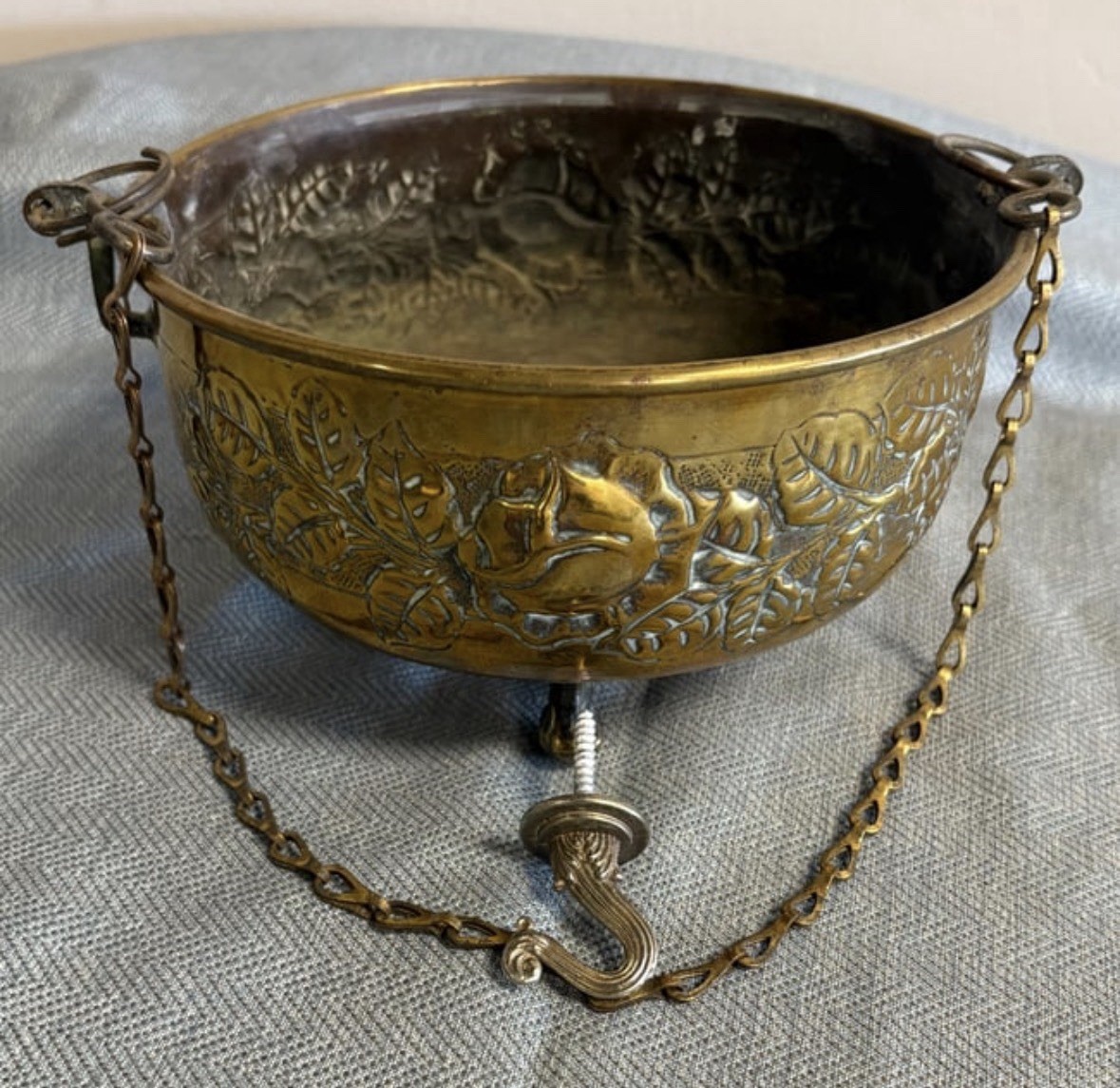 Antik/Vtg (ca. e1900s?) Brass Hanging Jardiniere/Planter w/Chain & Screw Hook Antik/Vtg (ca. e1900s?) Brass Hanging Jardiniere/Planter w/Chain & Screw Hook