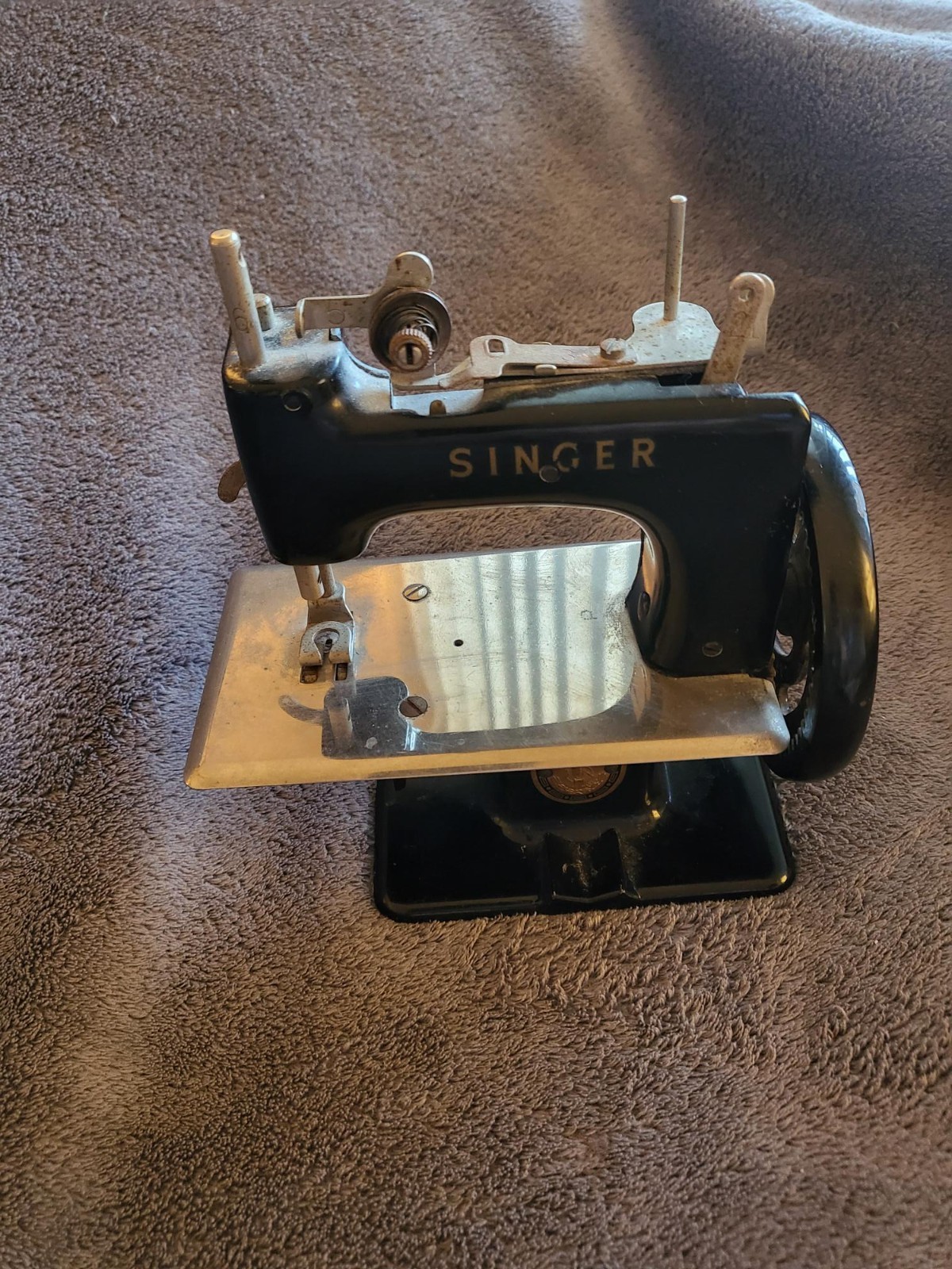 1950s Singer Model 20 Sewhandy Child's Toy Hand Crank Sewing Machine 1950s Singer Model 20 Sewhandy Child's Toy Hand Crank Sewing Machine