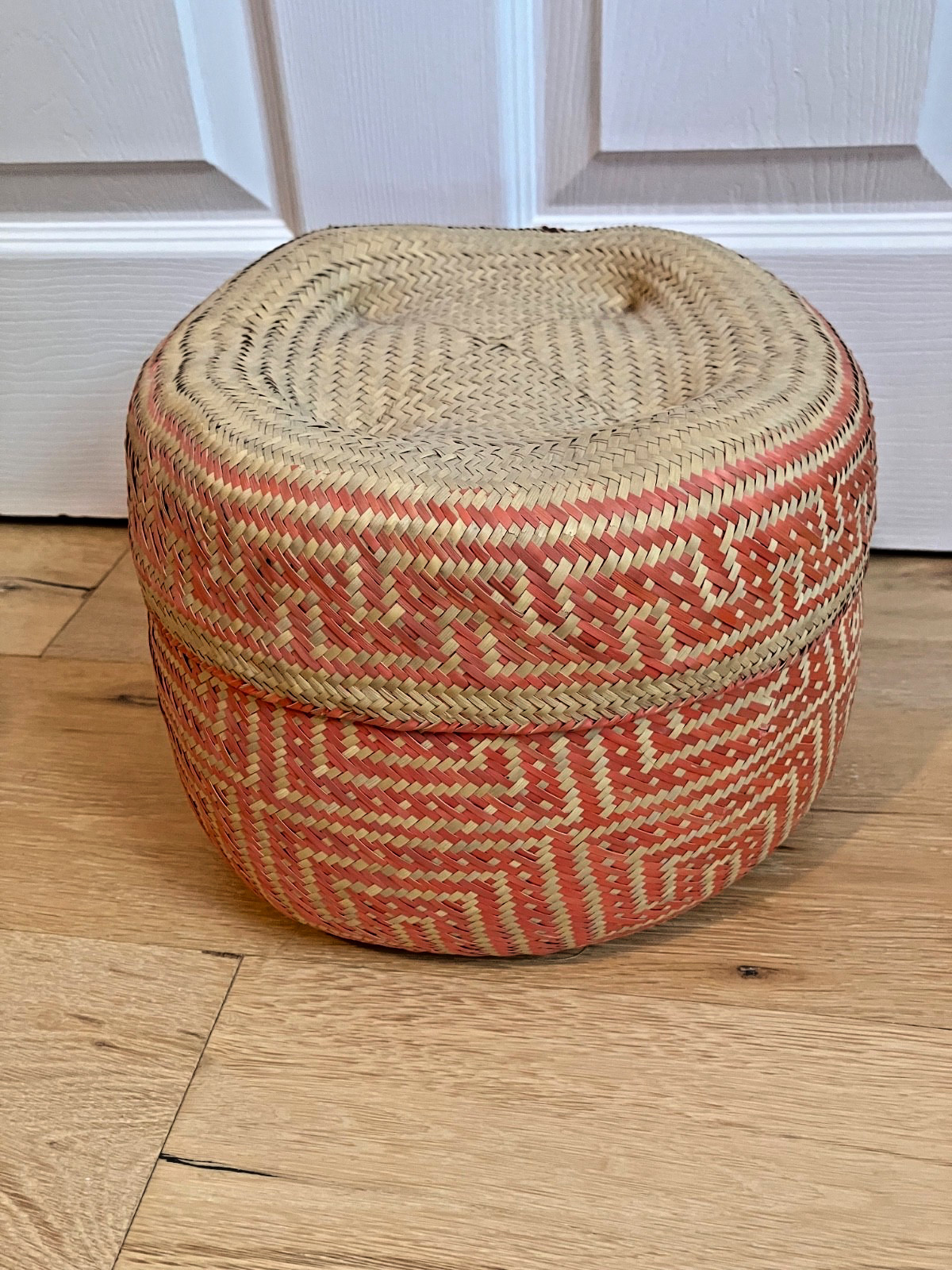 Vintage Handwoven Oaxacan Palm Leaf Basket with Lid – Geometric Pattern Vintage Handwoven Oaxacan Palm Leaf Basket with Lid – Geometric Pattern