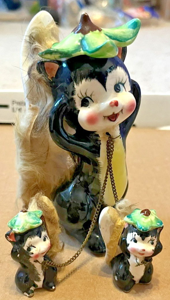 VINTAGE CERAMIC SKUNK FAMILY SET CHAINED CALI CREATIONS BY BRADLEY - JAPAN
