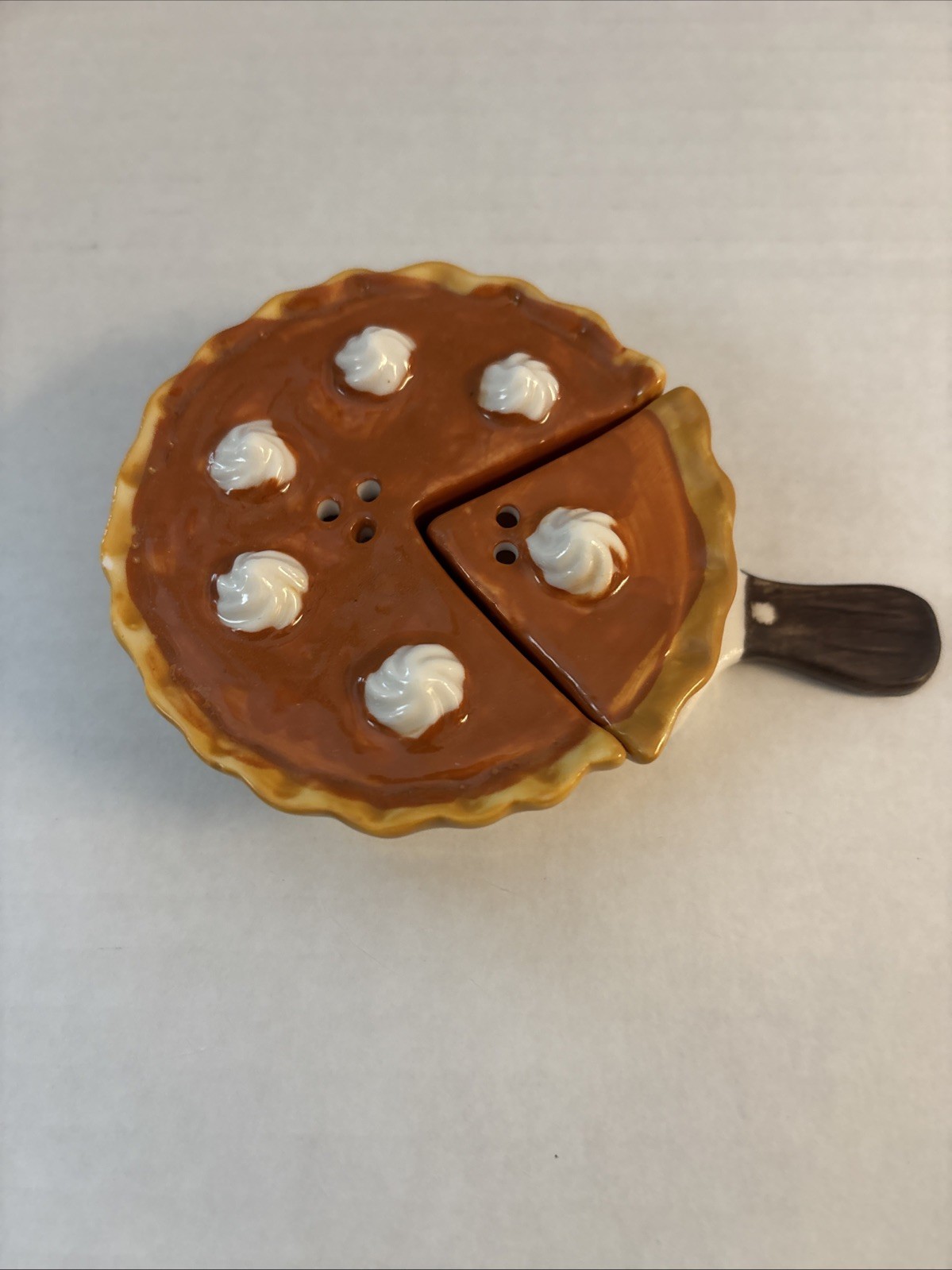 Cracker Barrel Pumpkin Pie Salt & Pepper Shaker Set -2026 Thanksgiving New Cracker Barrel Pumpkin Pie Salt & Pepper Shaker Set -2026 Thanksgiving New